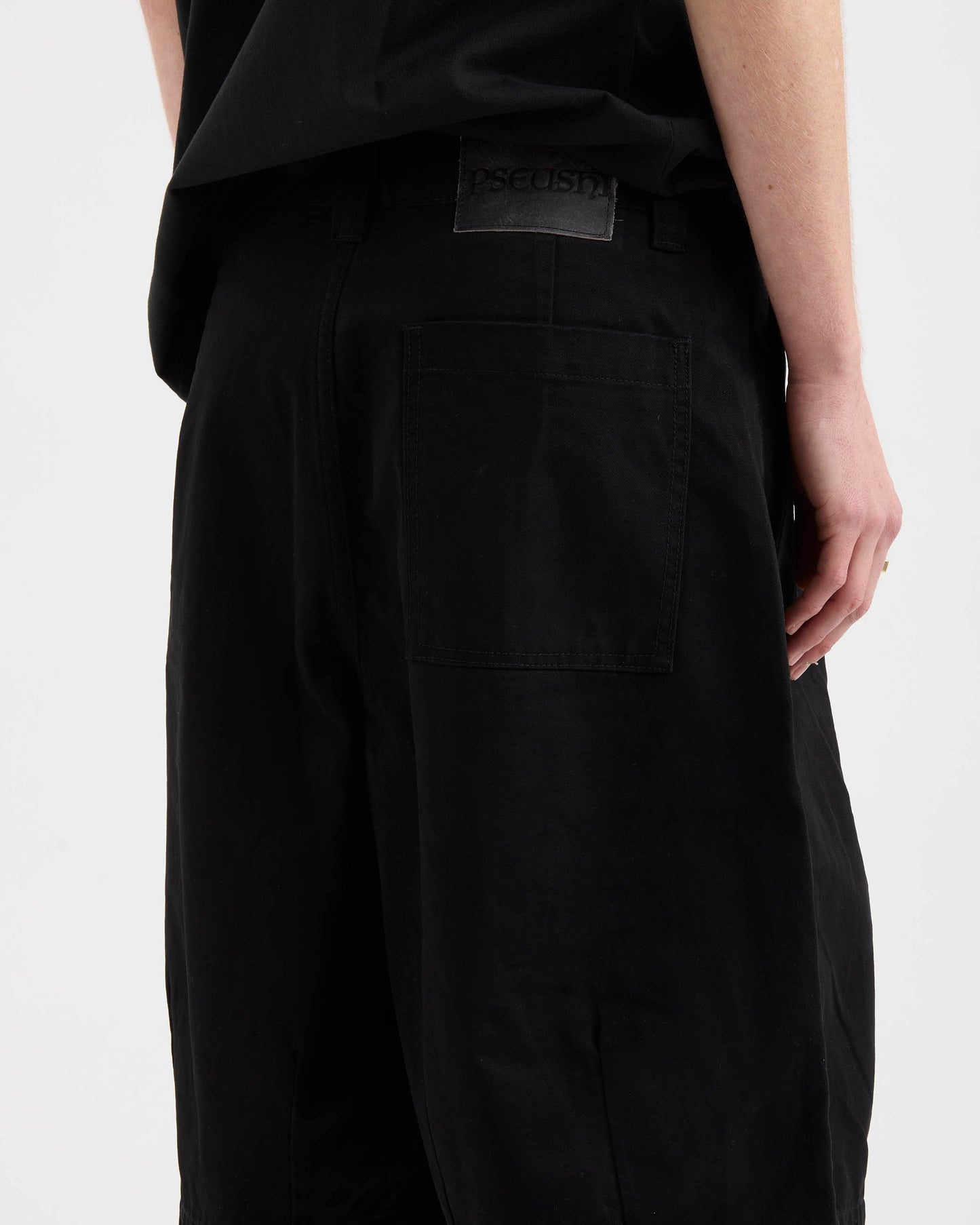 Pseushi - Pleated Balloon Shorts - Black