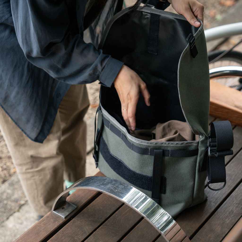 Blue Lug - The Messenger Bag - Half Size - Black